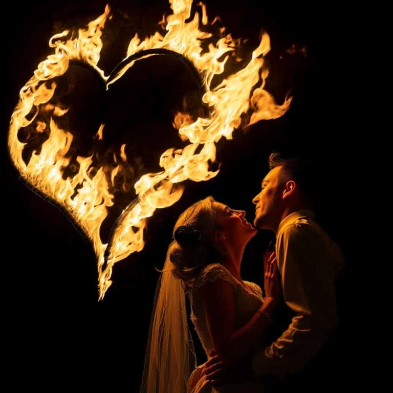 Verliebtes Brautpaar freut sich über die Hochzeitsüberraschung in Unterhohenried